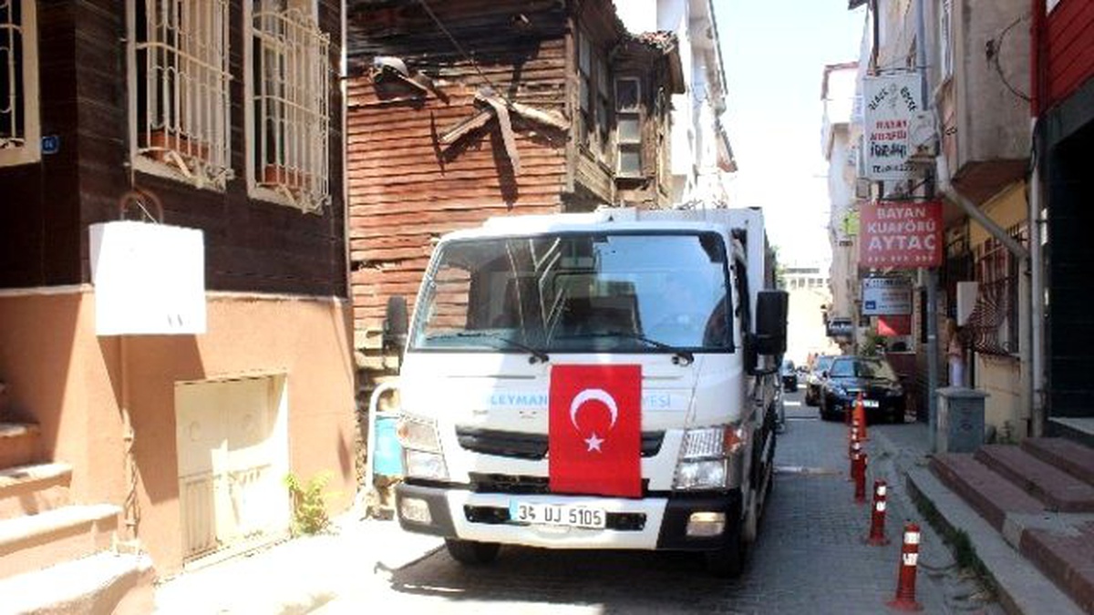 Temizlik Çalışanlarından Darbeye Türk Bayraklı Tepki
