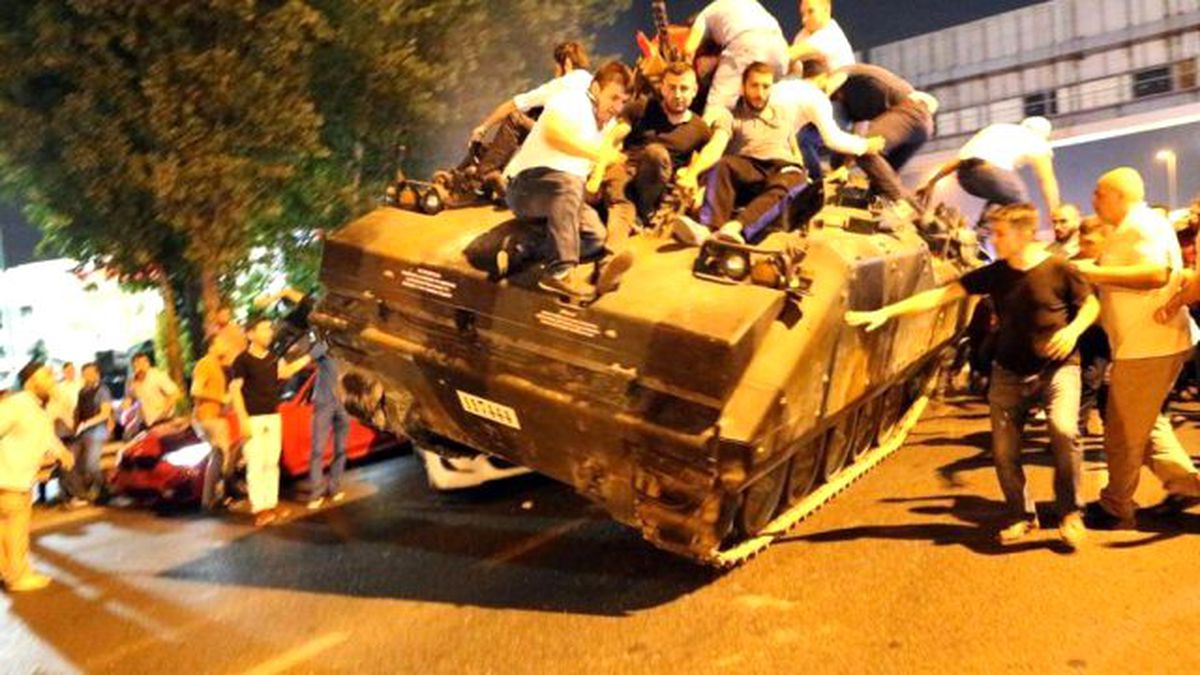 Üniversiteli Gençler de Darbe Girişimini Kınadı