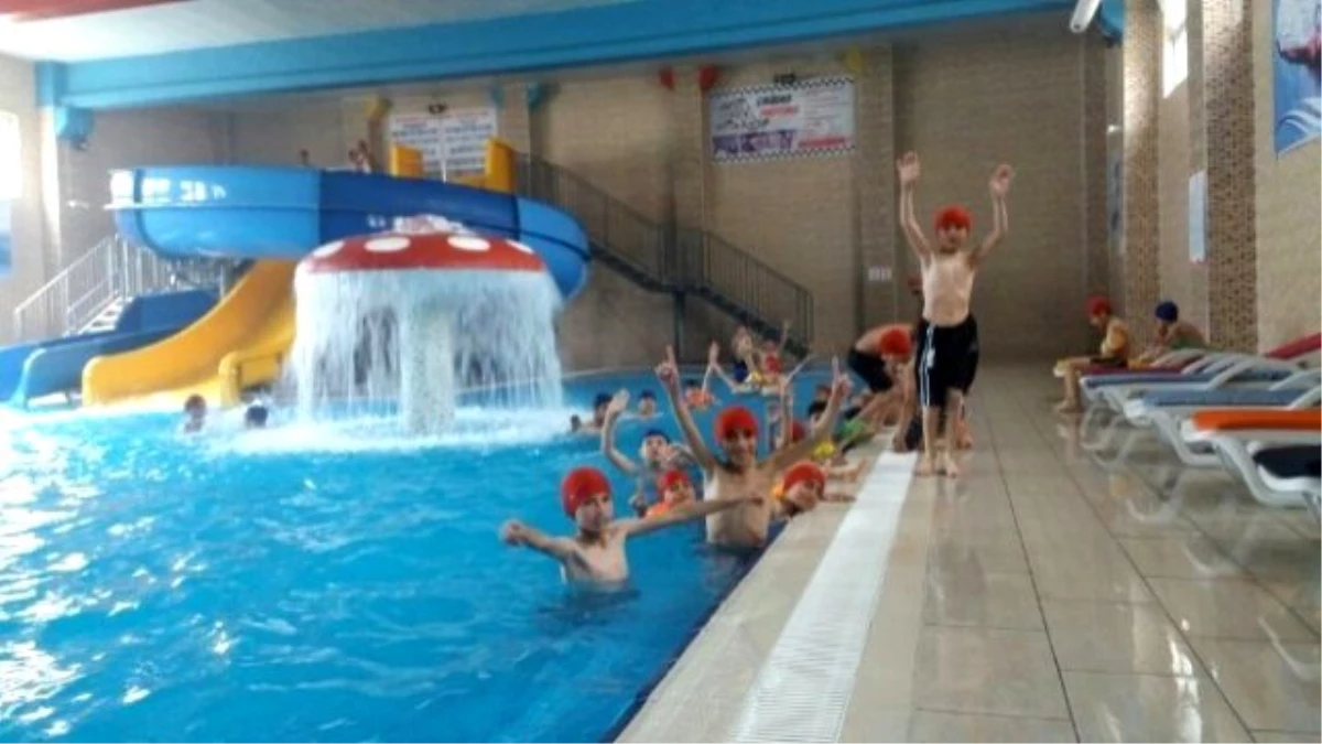 Yaz Kur\'an Kursu Öğrencileri Havuzda Eğlendiler
