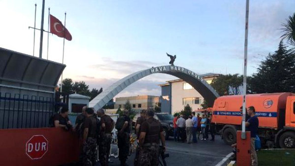 Hava Harp Okulu'na Özel Harekat Baskını! 4 Kişi Gözaltında, Sınavlar İptal