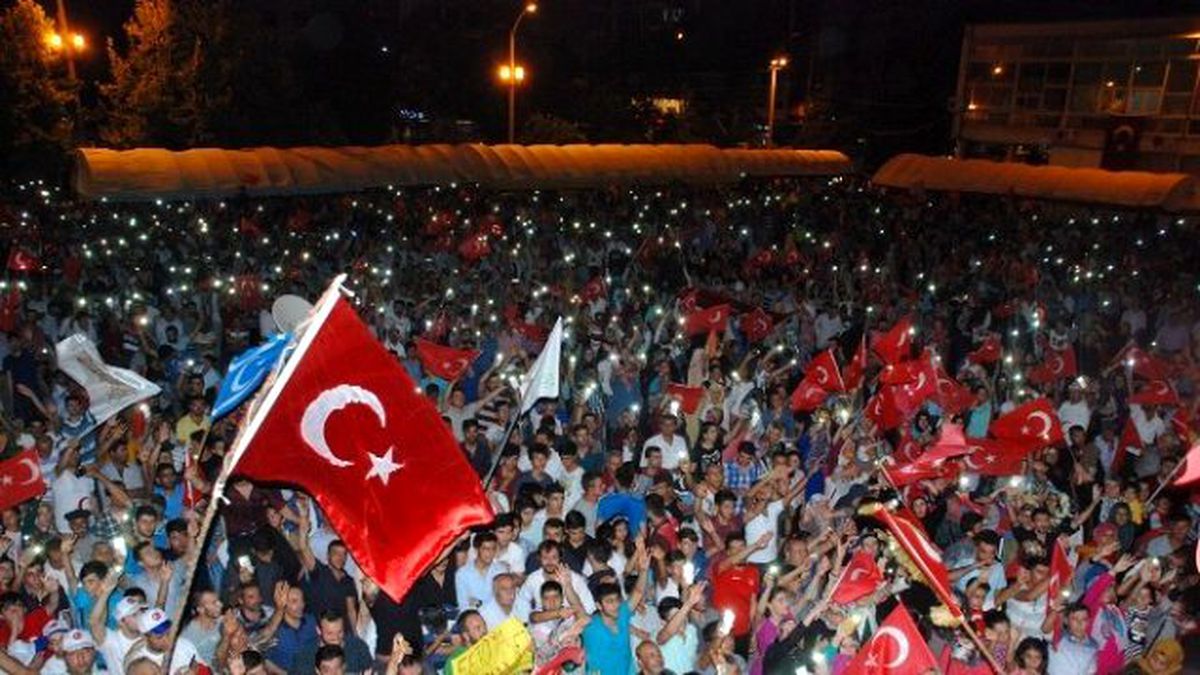Adıyaman\'da On Binler Demokrasi Nöbetini Bırakmıyor