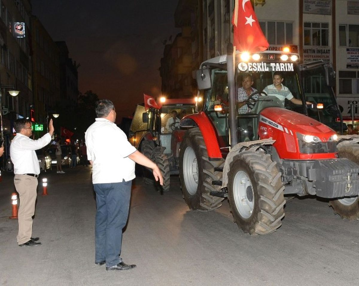 Aksaray\'da Traktörler Şehre İndi