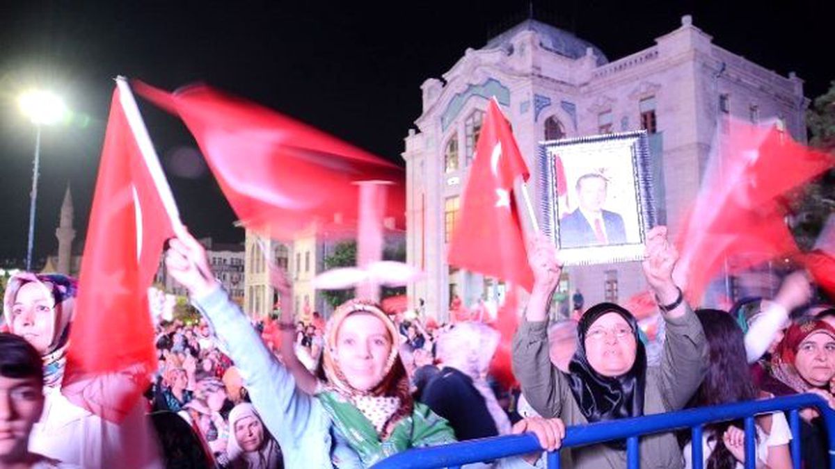 Aksaray Yöneticileriyle Demokrasi Nöbetini Sürdürüyor