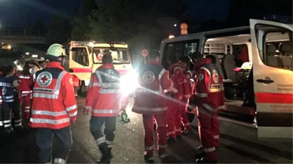 Almanya\'da Baltalı Bir Saldırgan Yolcu Trenine Saldırdı: En Az 15 Yaralı