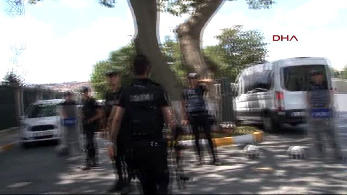 Aramaların Sürdüğü Karargahta Askerden Polise Çay İkramı