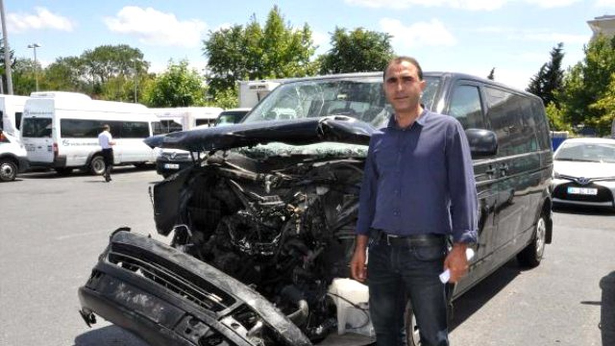 Atatürk Havalimanı\'nda Tankın Önüne Minibüsü ile Çıktı