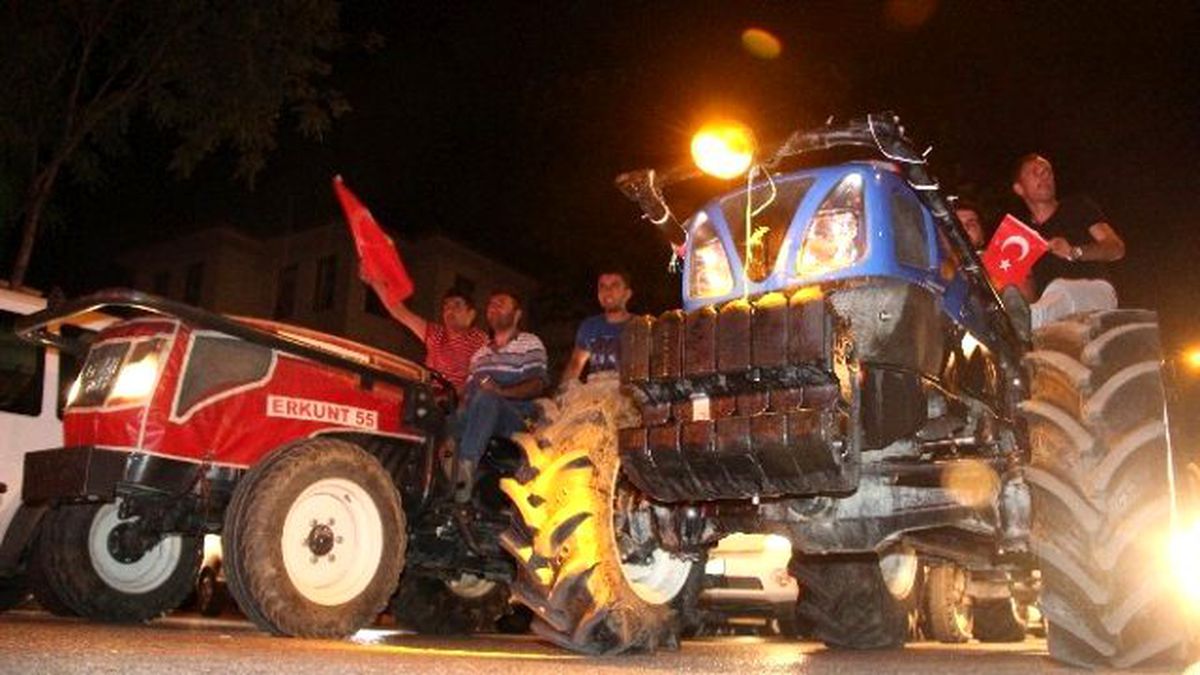 Bursa\'da On Binler Bu Gece de Meydanları Doldurdu