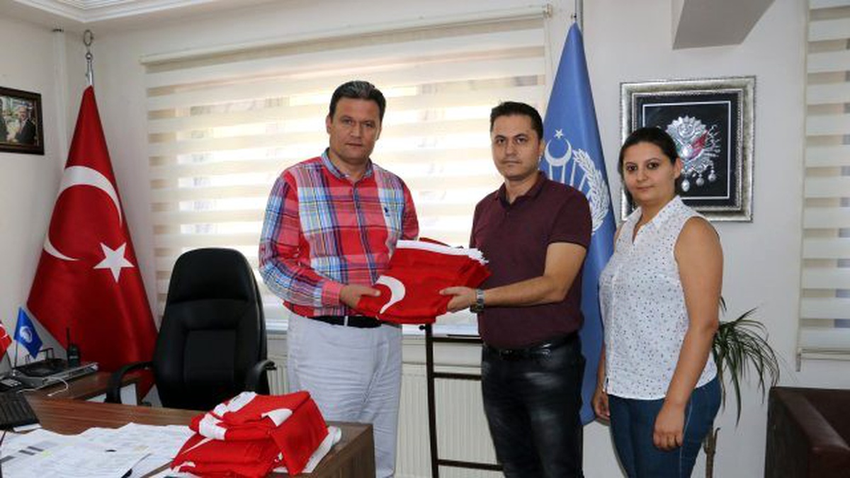 Büyükşehir Zabıta\'dan Bayrağa Saygı
