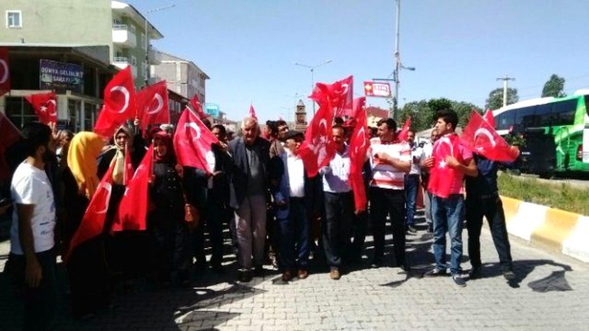 Çaldıran\'da Darbe Girişimine Bayraklı Tepki