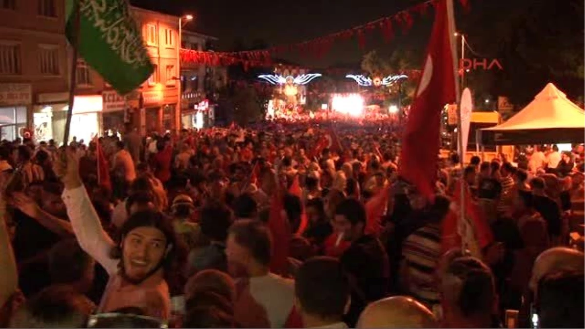 Cumhurbaşkanı Erdoğan, Kısıklı\'daki Evinin Önünde Halka Seslendi