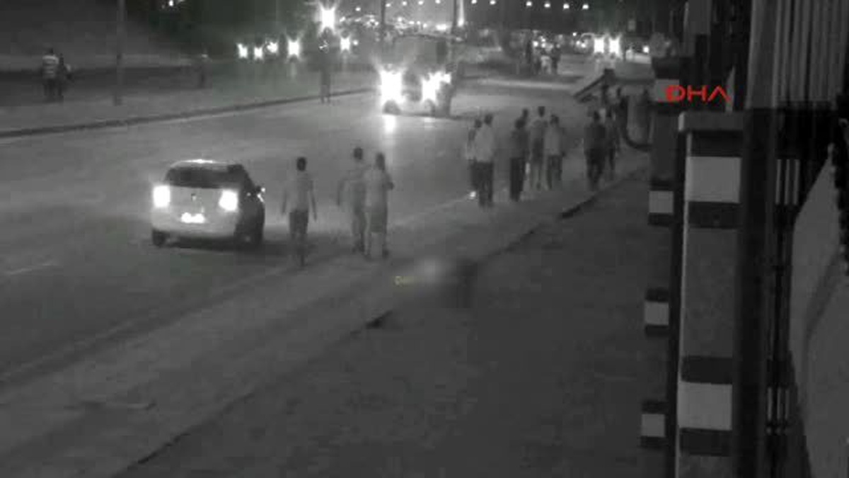Cumhurbaşkanlığı Sarayı Önünde Yaşananlar - Askeri Kamyonların Gelmesi ve Vatandaşların Tepkisi