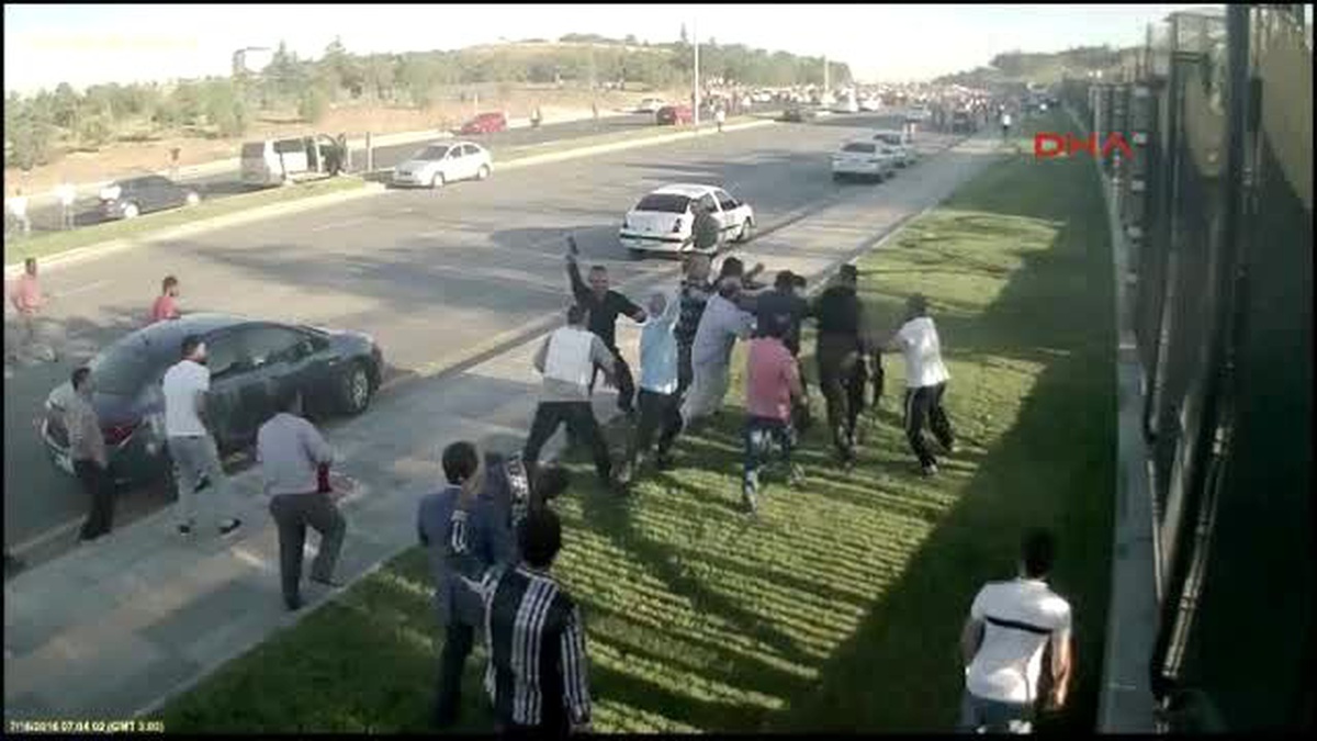 Cumhurbaşkanlığı Sarayı Önünde Yaşananlar - Darbeci Yüzbaşıya Linç Girişimi ve Zırhlı Aracın Hızla...