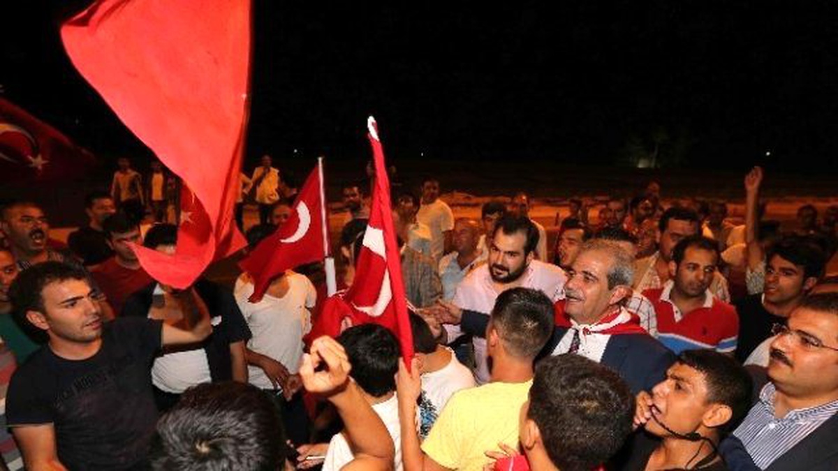 Demirkol, Demokrasi Nöbetinde Alanlardan Ayrılmıyor