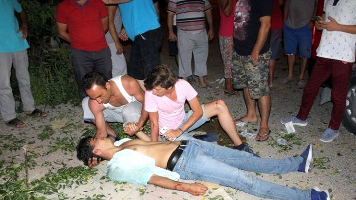 Didim\'de Korkutan Kaza; Önce Ağaca, Sonra Kaldırıma Çıktı