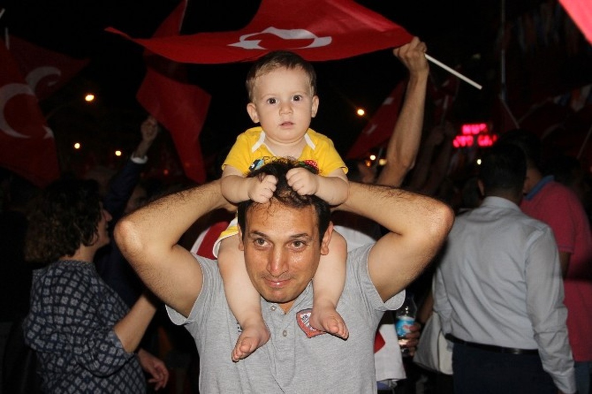 Diyarbakır\'daki Demokrasi Nöbetine 11 Aylık Muhammed Bebek de Ailesiyle Katıldı