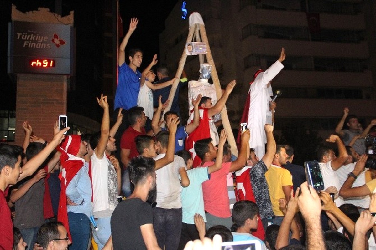 Elazığ\'da Demokrasi Nöbeti Sürüyor
