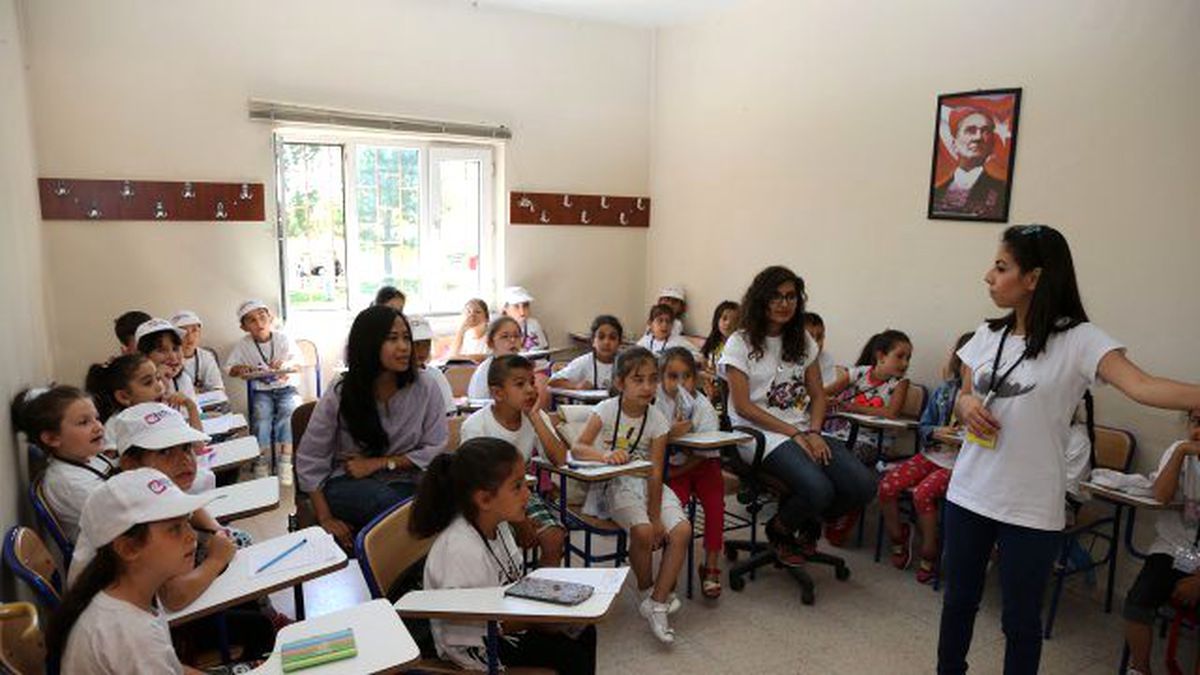 Emek\'te Çocuklar İngilizce Öğreniyor
