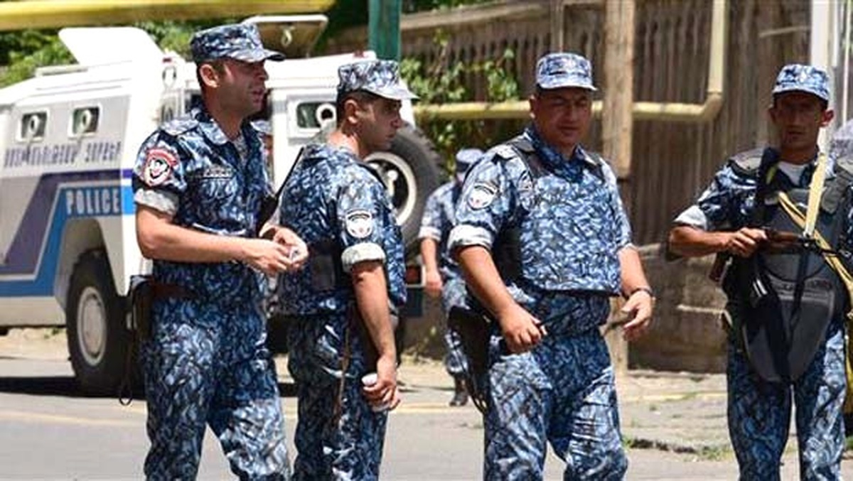 Ermenistan\'da Silahlı Saldırganlar İki Rehineyi Serbest Bıraktı