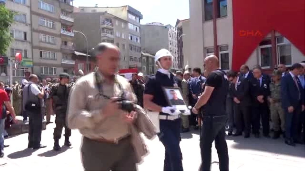 Erzurum Şehit Özel Harekatçının Babası Ağlayanı Tören Alanından Çıkarın