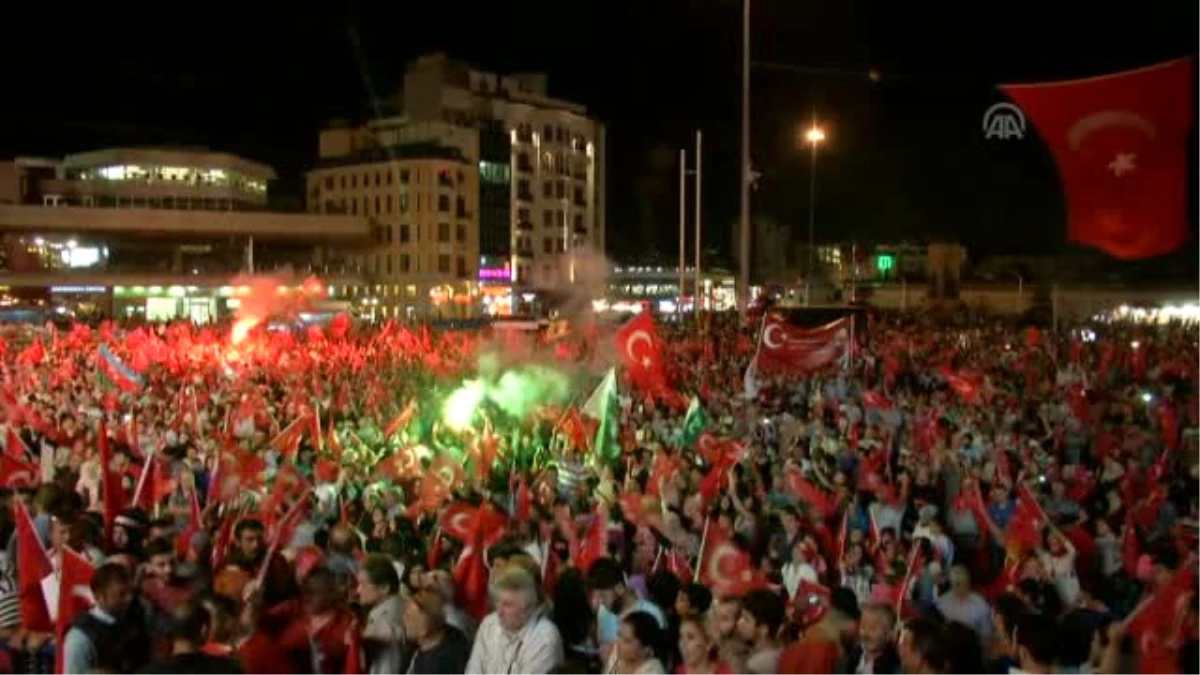 Eski Başbakan Davutoğlu, Taksim Meydanı\'nda Halka Seslendi