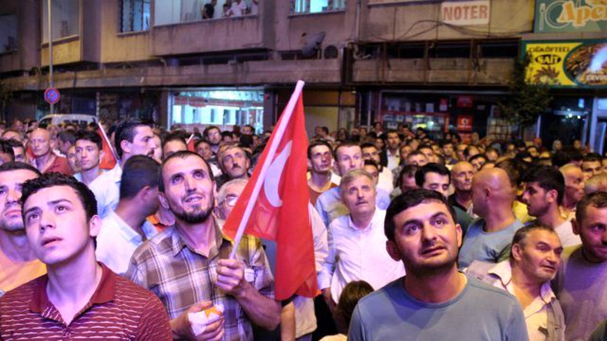 Ferizli\'de Halk Meydanları Boş Bırakmıyor