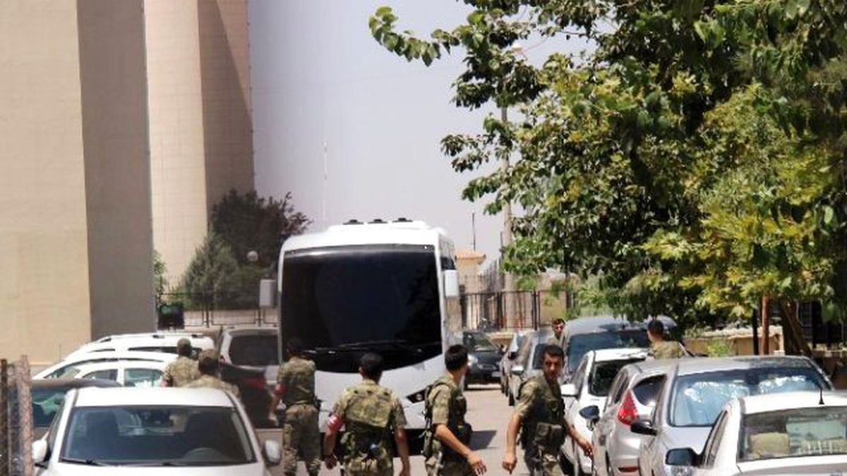 Fetö/pdy Operasyonunda Gözaltına Alınanlar Adliyeye Çıkarıldı