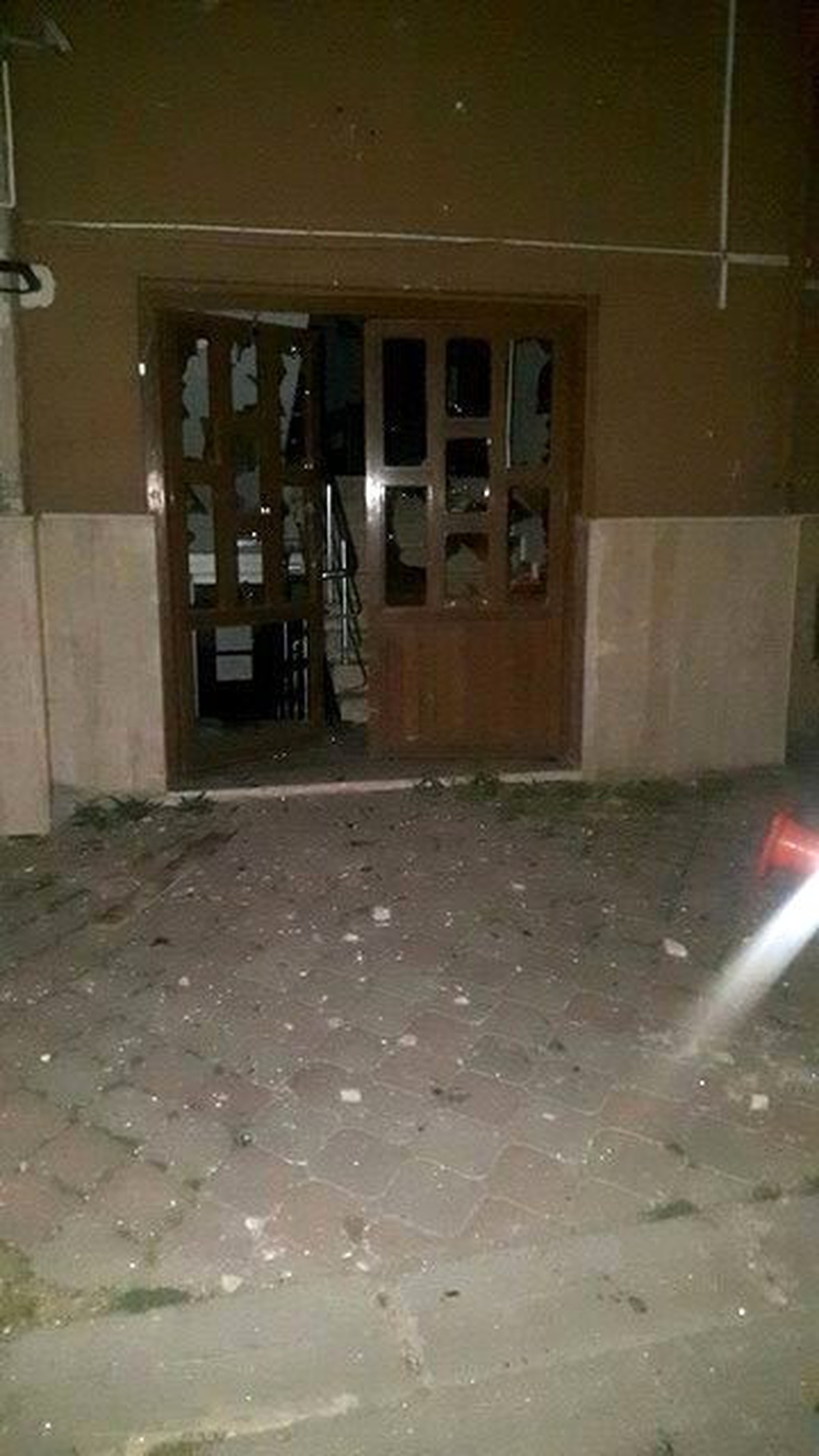 Fetö\'ya Bağlı Dershanenin Camlarını Kırdılar
