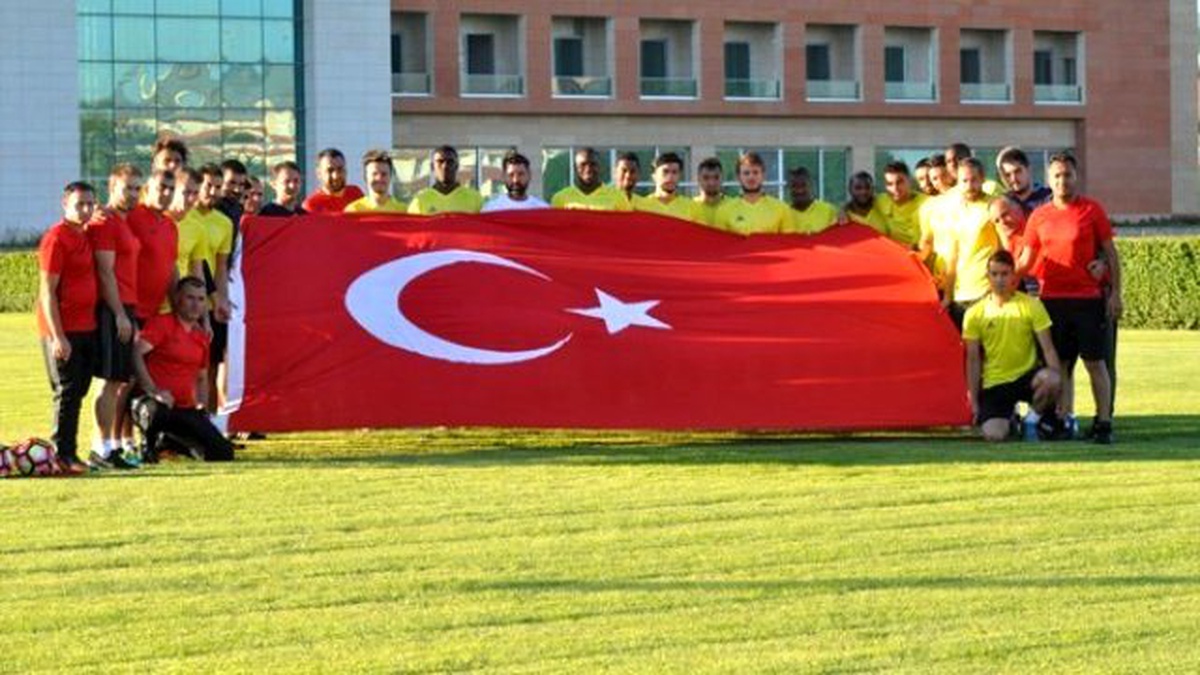 Futbolculardan Türk Bayrağı ile Poz
