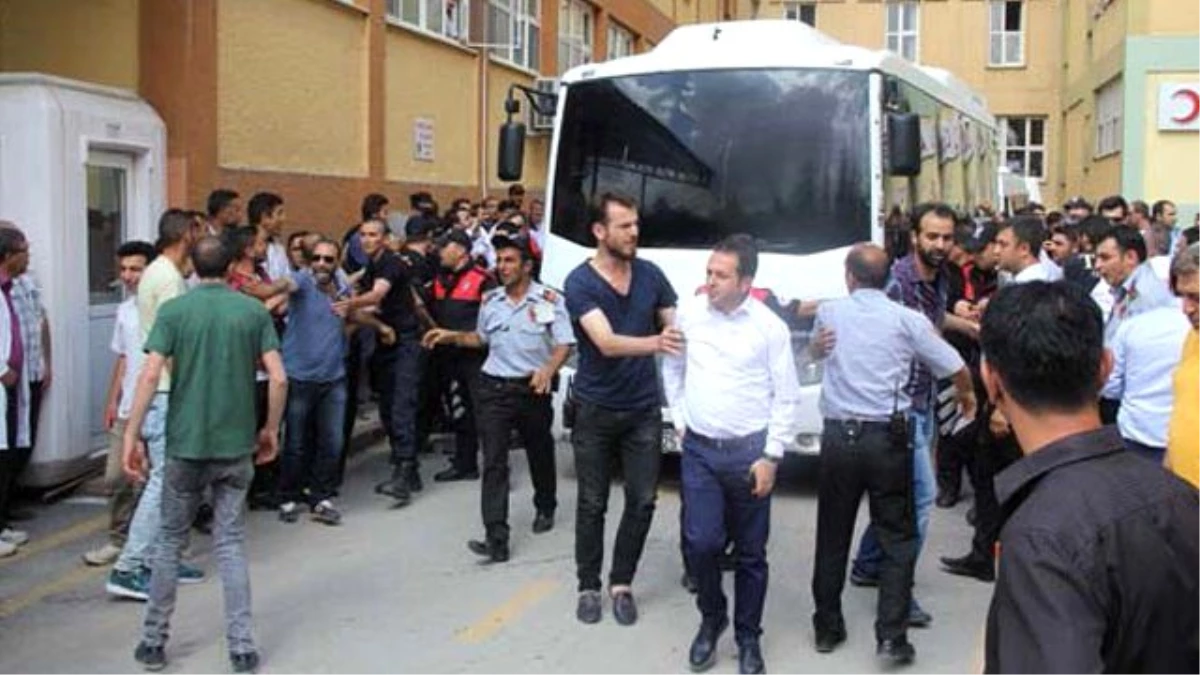 Gözaltındaki Hakim, Savcı ve Öğretim Üyelerini Linçten Polis Kurtardı