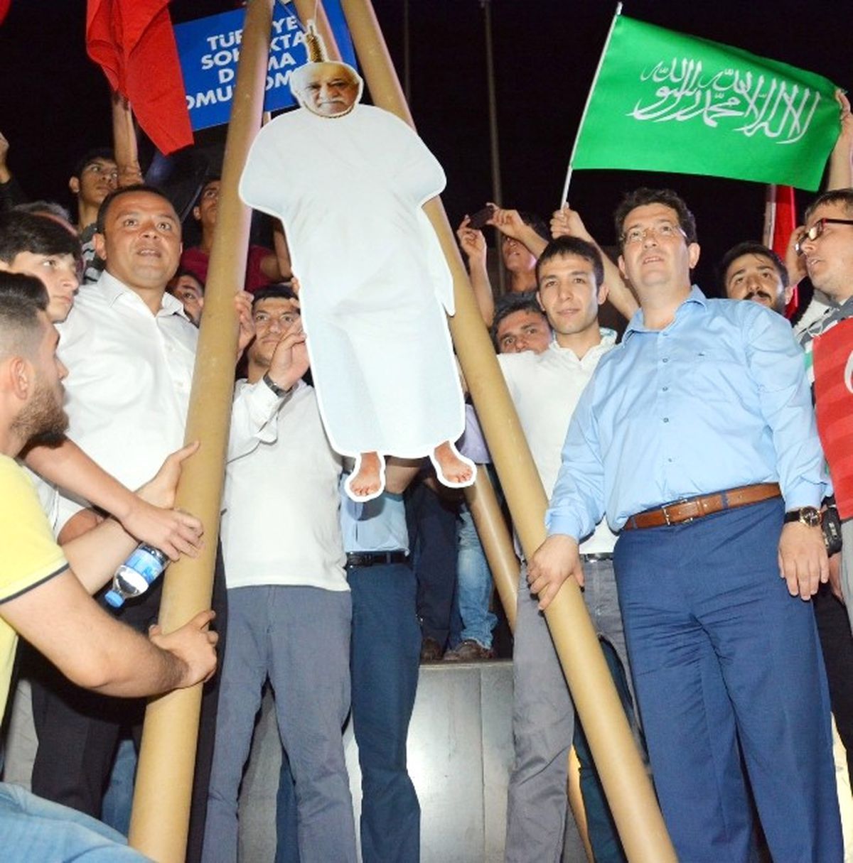 Gülen\'in Maketini Astıktan Sonra Çiğnediler