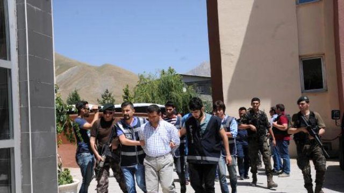 Hakkari\'de Gözaltına Alınan Biri Tuğgeneral 4 Rütbeli Adliyeye Çıkarıldı