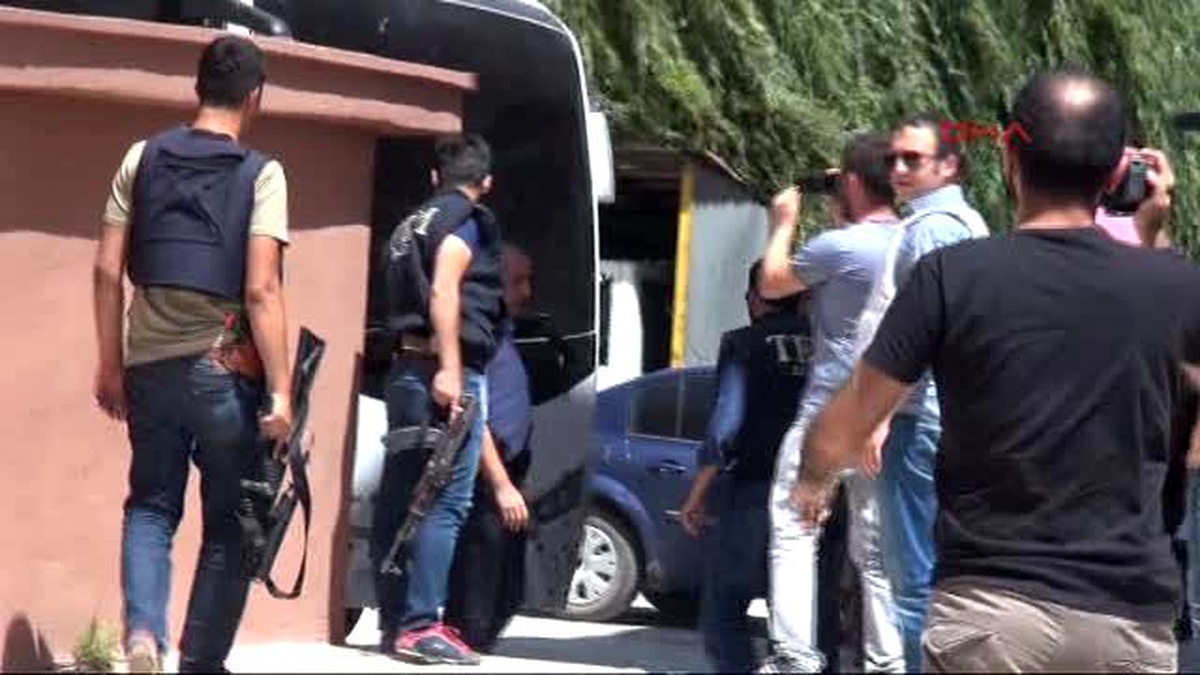 Hakkari\'de Gözaltına Alınan Biri Tuğgeneral 4 Rütbeli Adliyeye Çıkarıldı