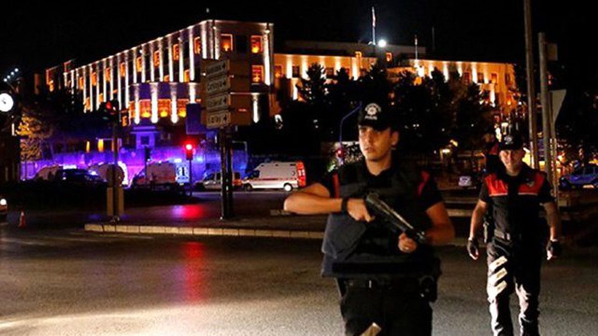 İçişleri Bakanı: Darbe Girişiminde Başbakan'ın Aracı da Kurşunlandı