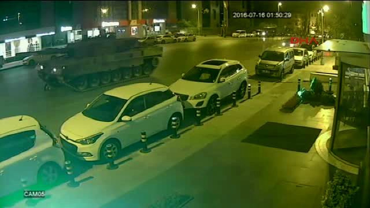 İlk Tank Üzerinden Geçti... Ayağa Kalktı... Tereddüt Etmeden İkinci Tankın da Önüne Yattı