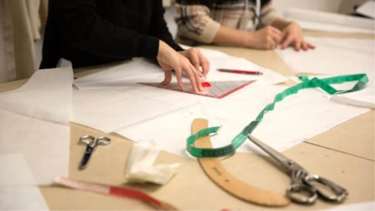 İMA Yaz Okulu\'nda "Kağıttan Elbiseler" Programı