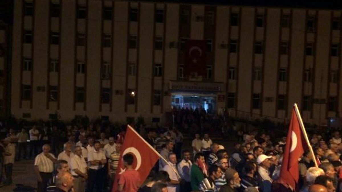 İspir\'de 10 Bin Kişi Demokrasi Nöbetinde