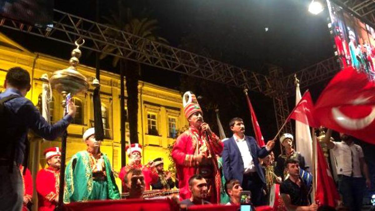 İzmir\'de Demokrasi Nöbeti Devam Ediyor