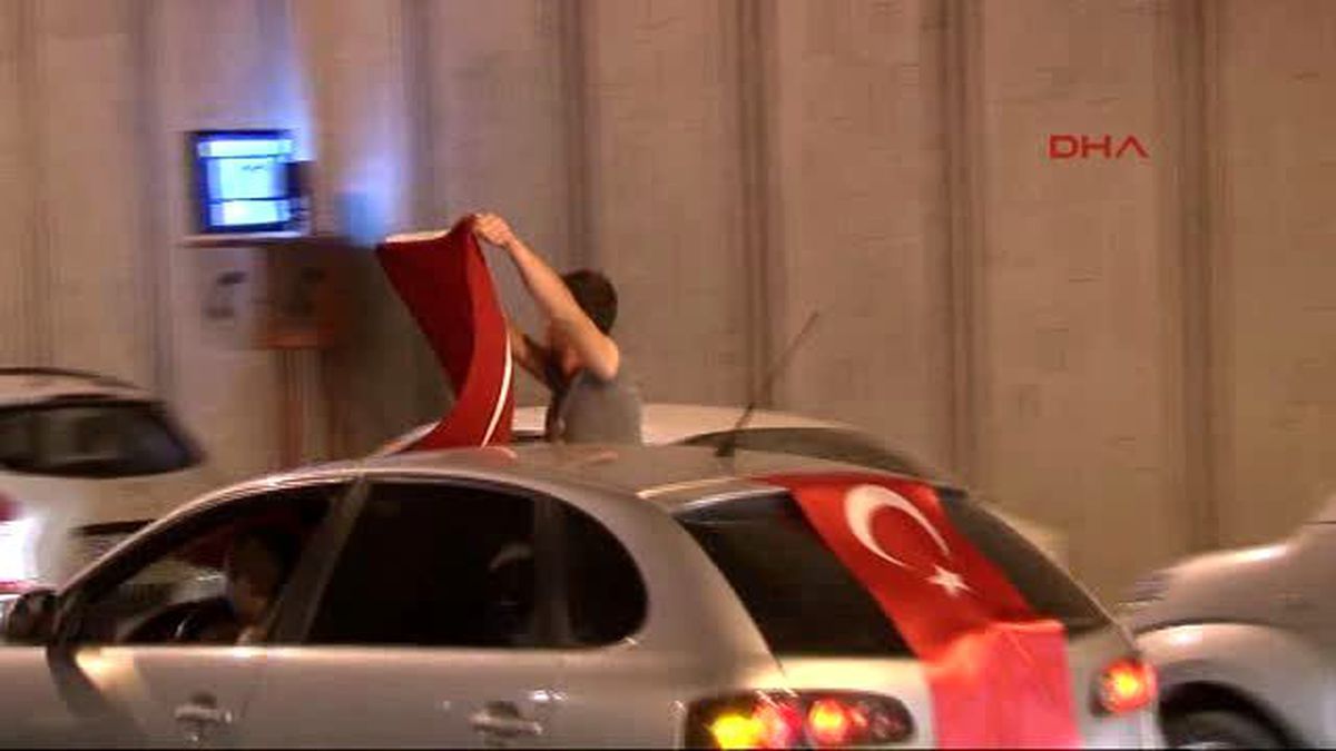 İzmir\'de Demokrasi Nöbeti Devam Ediyor