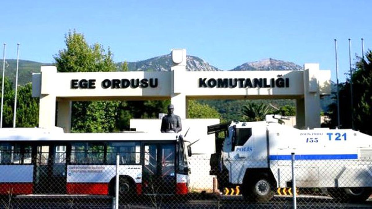 İzmir'de Ege Ordu Komutanlığı ve Maltepe Askeri Lisesi'nda Arama