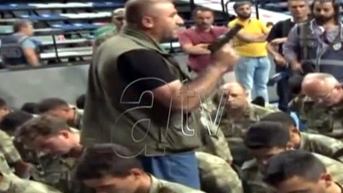 Kahraman Komutan, Cuntacı Askerleri Polise Teslim Etti