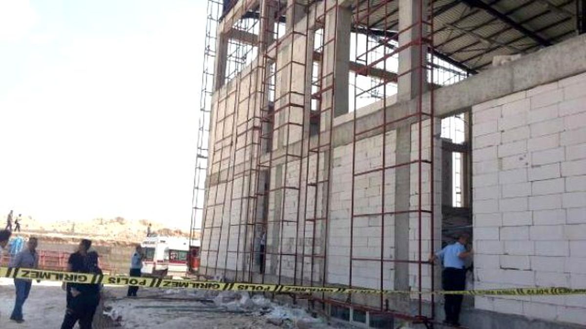 Karaman\'da İnşaat İskelesi Çöktü: 1 Ölü, 2 Yaralı