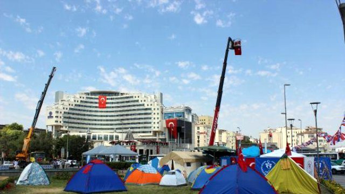 Kayseri Cumhuriyet Meydanı\'nda Vinçli, Çadırlı Manzaralar