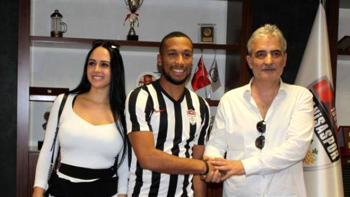 Manisasporlu Novillo\'ya Nişanlısından Kaza Şoku