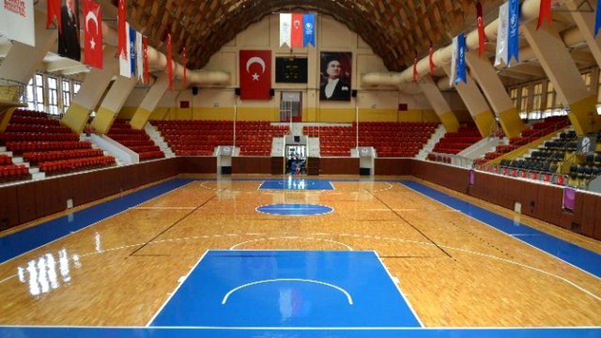 Menderes Spor Salonu Bakıma Alındı