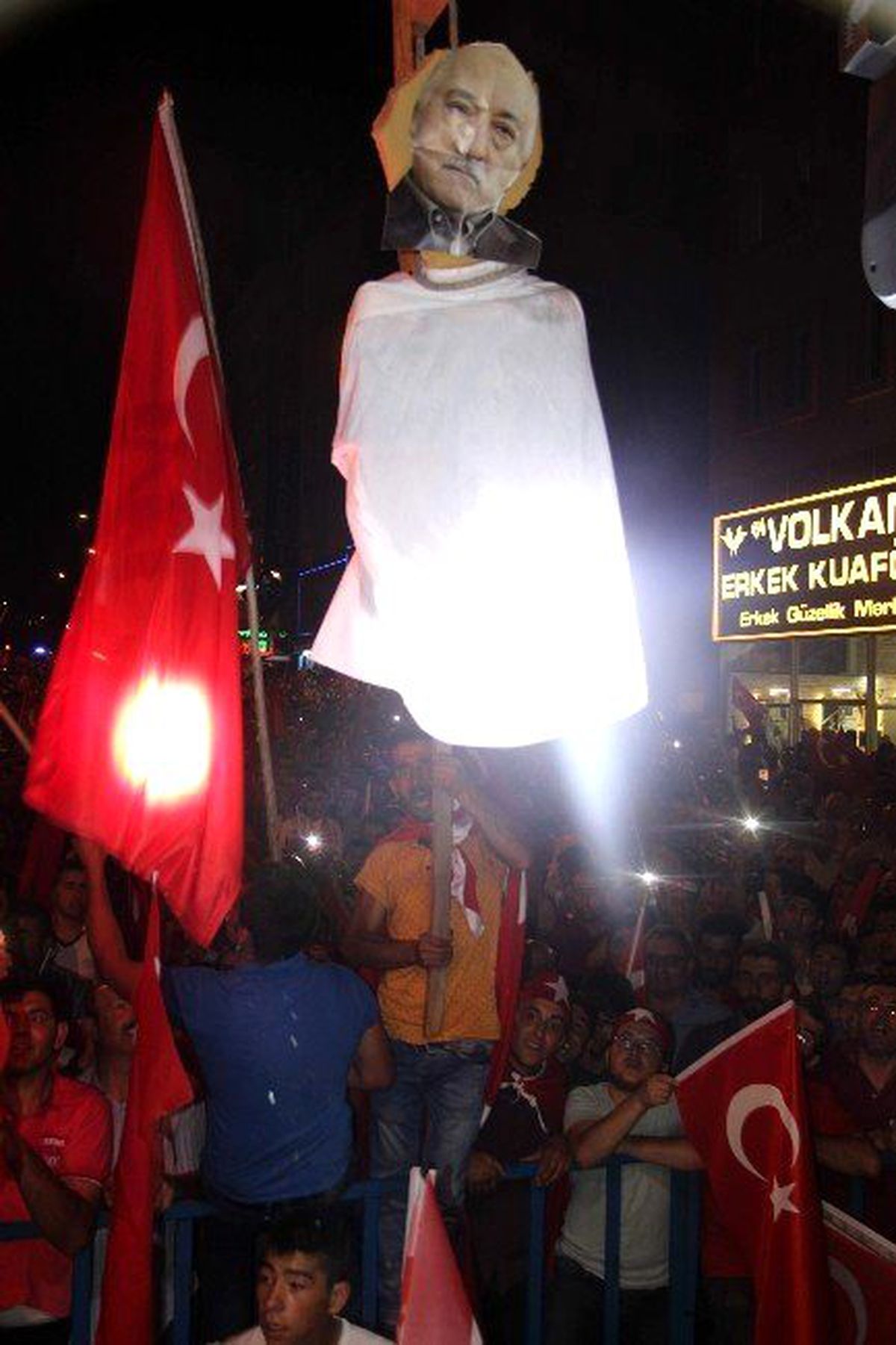 Nevşehir\'de Demokrasi Nöbetinde Fetullah Gülen\'in Maketi Asıldı