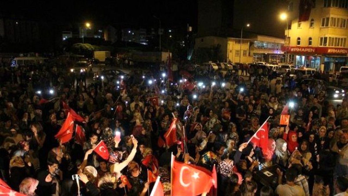 Oltu\'da Nene Hatunların Demokrasi Nöbeti