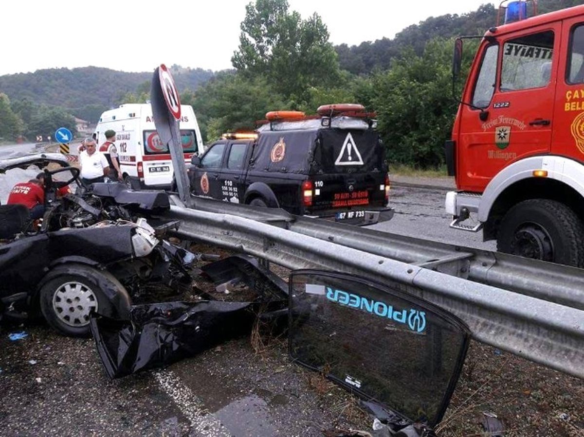 Otomobil Refüje Çıktı: 2 Ölü