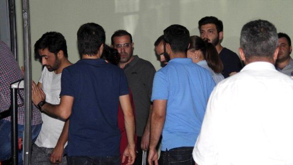 Samsun\'da Gözaltındaki 36 Hakim ve Savcı Adliyeye Sevk Edildi