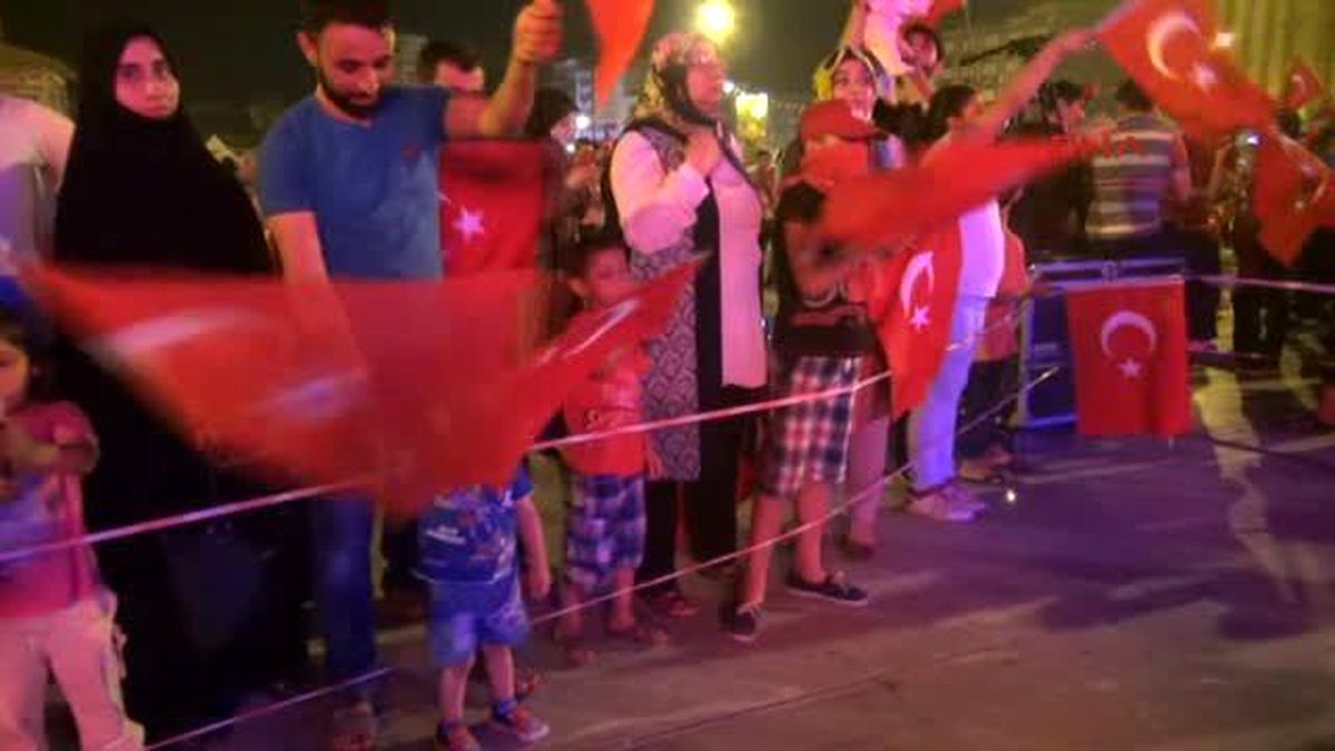 Şanlıurfa\'da Bayrağını Alan Darbe Nöbetini Gidiyor
