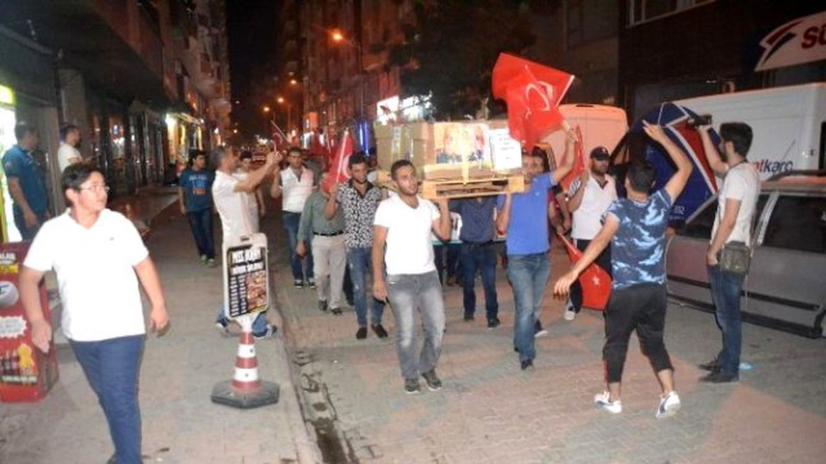 Siirt\'te \'Demokrasi Nöbeti\' Devam Ediyor